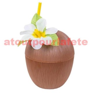 Gobelet noix de coco en plastique marron avec paille.