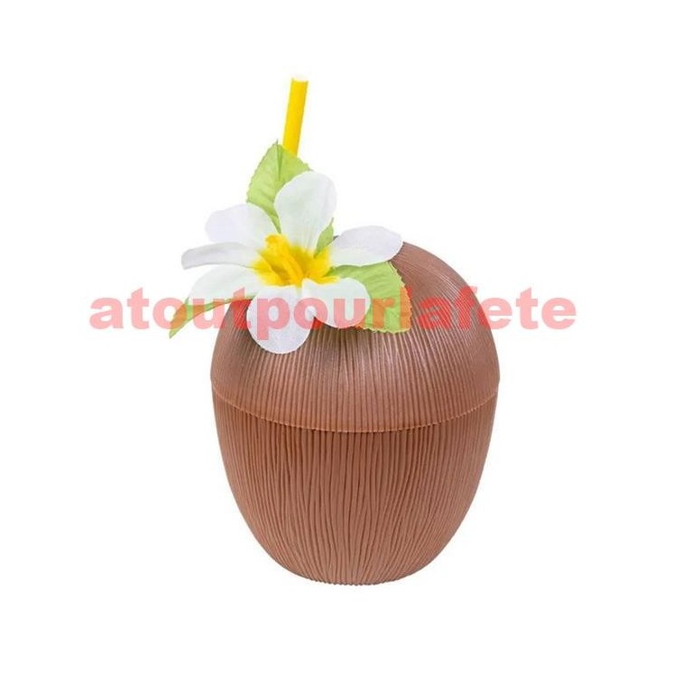 Gobelet noix de coco en plastique marron avec paille.