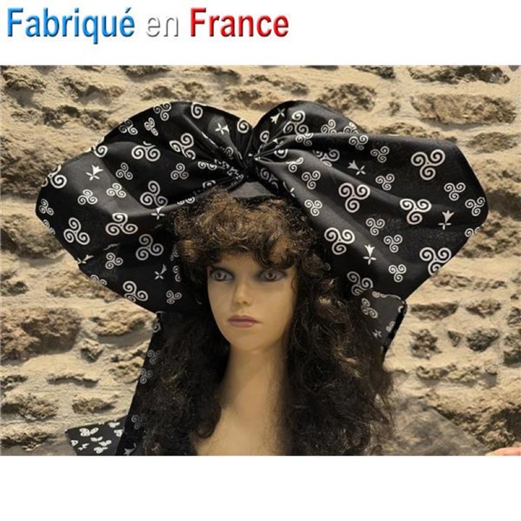 Coiffe alsacienne noire avec Triskells et Hermines